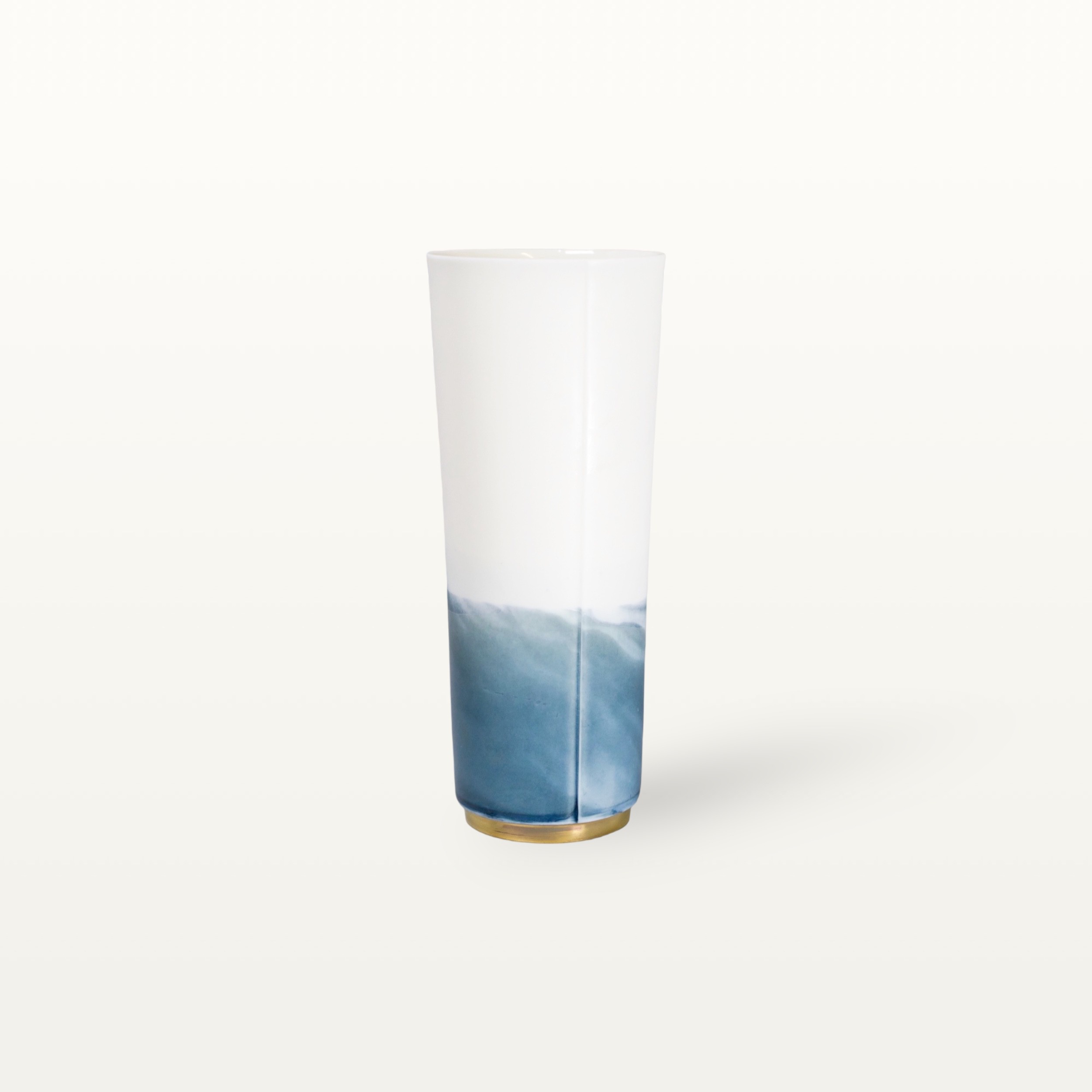 Blaue Porzellanvase mit Goldelementen