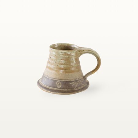 Erdige Keramiktasse mit breitem Fuß - weiß und beritzt
