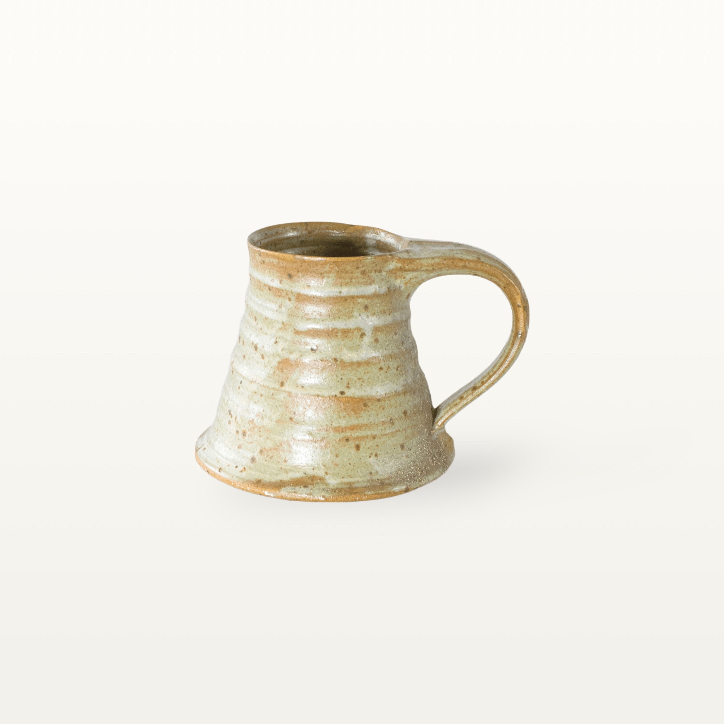 Erdige Keramiktasse mit breitem Fuß - weiß