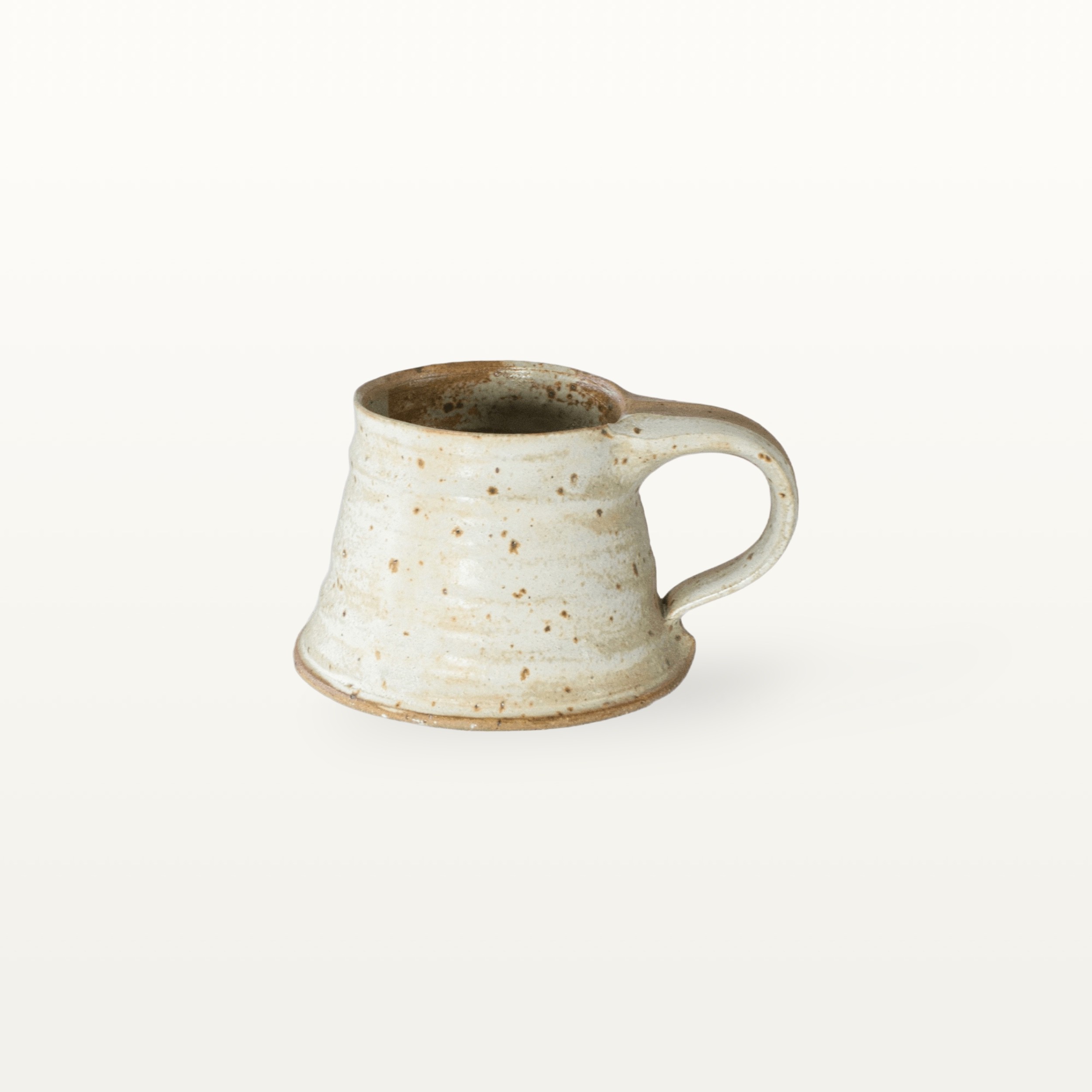 Erdige Keramiktasse mit breitem Fuß - weiß und braun