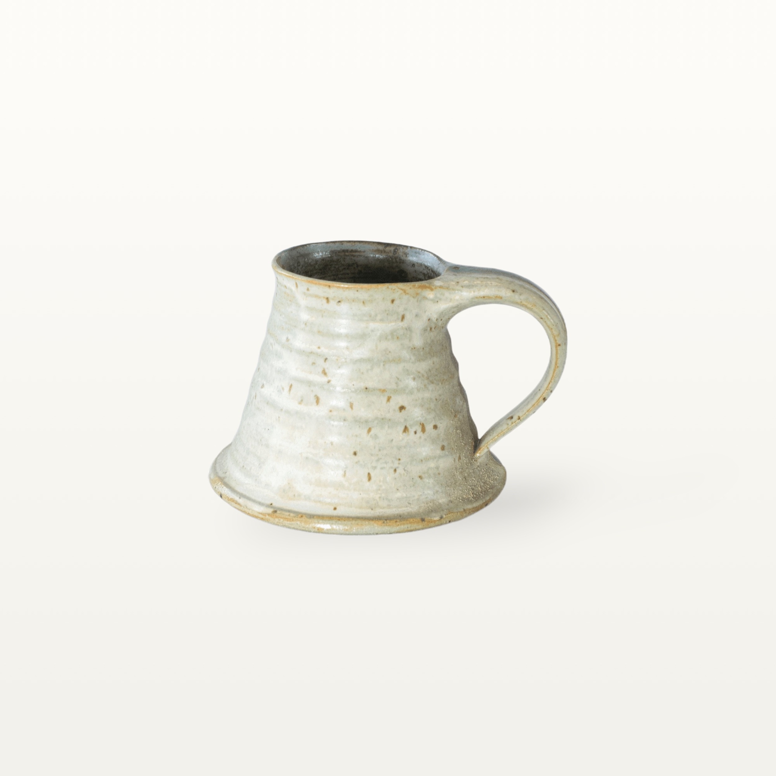 Erdige Keramiktasse mit breitem Fuß - weiß und blau 7