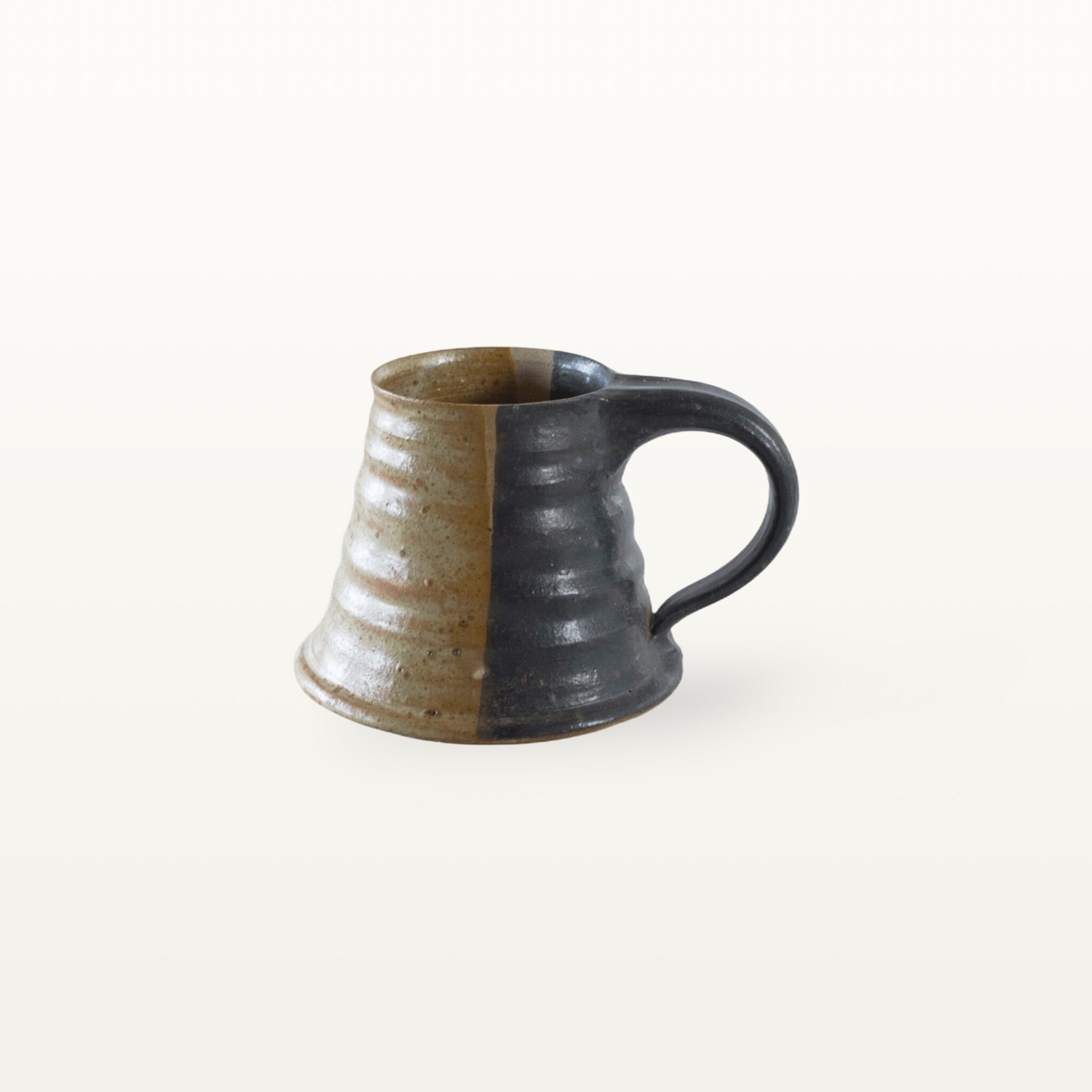 Erdige Keramiktasse mit breitem Fuß - weiß und schwarz