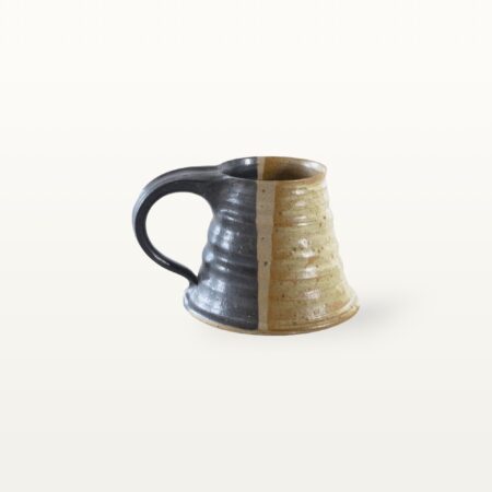 Alternative view of Erdige Keramiktasse mit breitem Fuß - weiß und schwarz