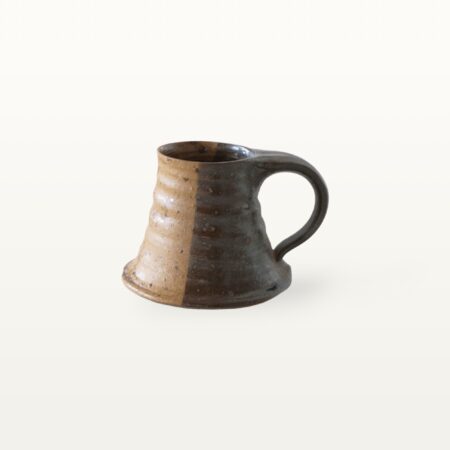 Erdige Keramiktasse mit breitem Fuß - blau und braun