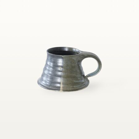 Erdige Keramiktasse mit breitem Fuß - blau und schwarz