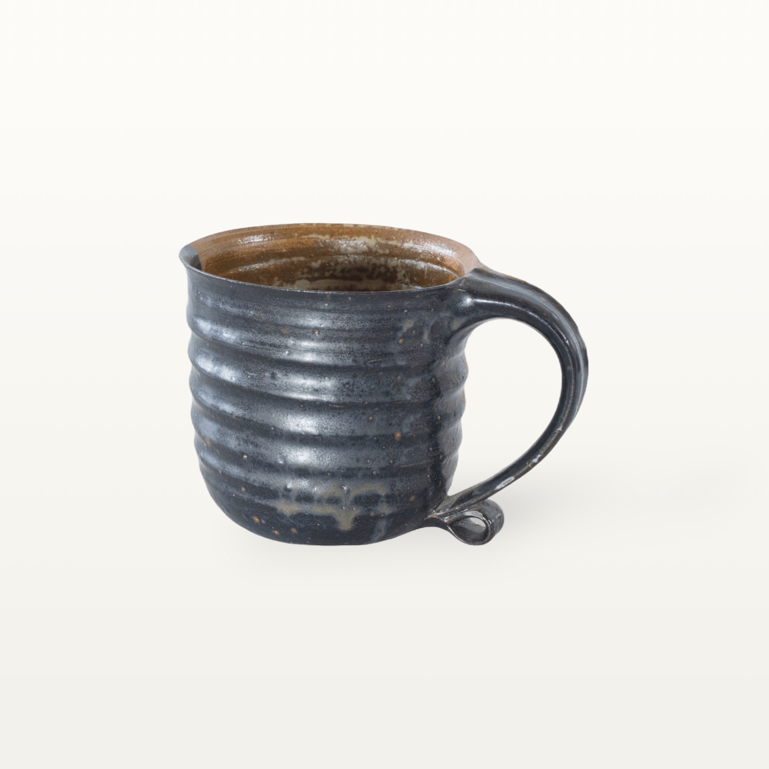 Große, natürliche Keramiktasse - braun und schwarz