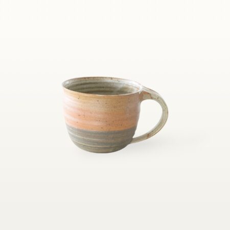 Flache, bauchige Tasse in rustikaler Optik - bunt