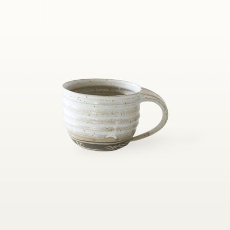 Flache, bauchige Tasse in rustikaler Optik - weiß und beritzt