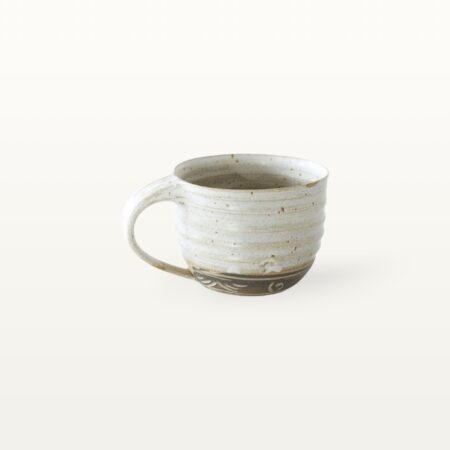 Alternative view of Flache, bauchige Tasse in rustikaler Optik - weiß und beritzt