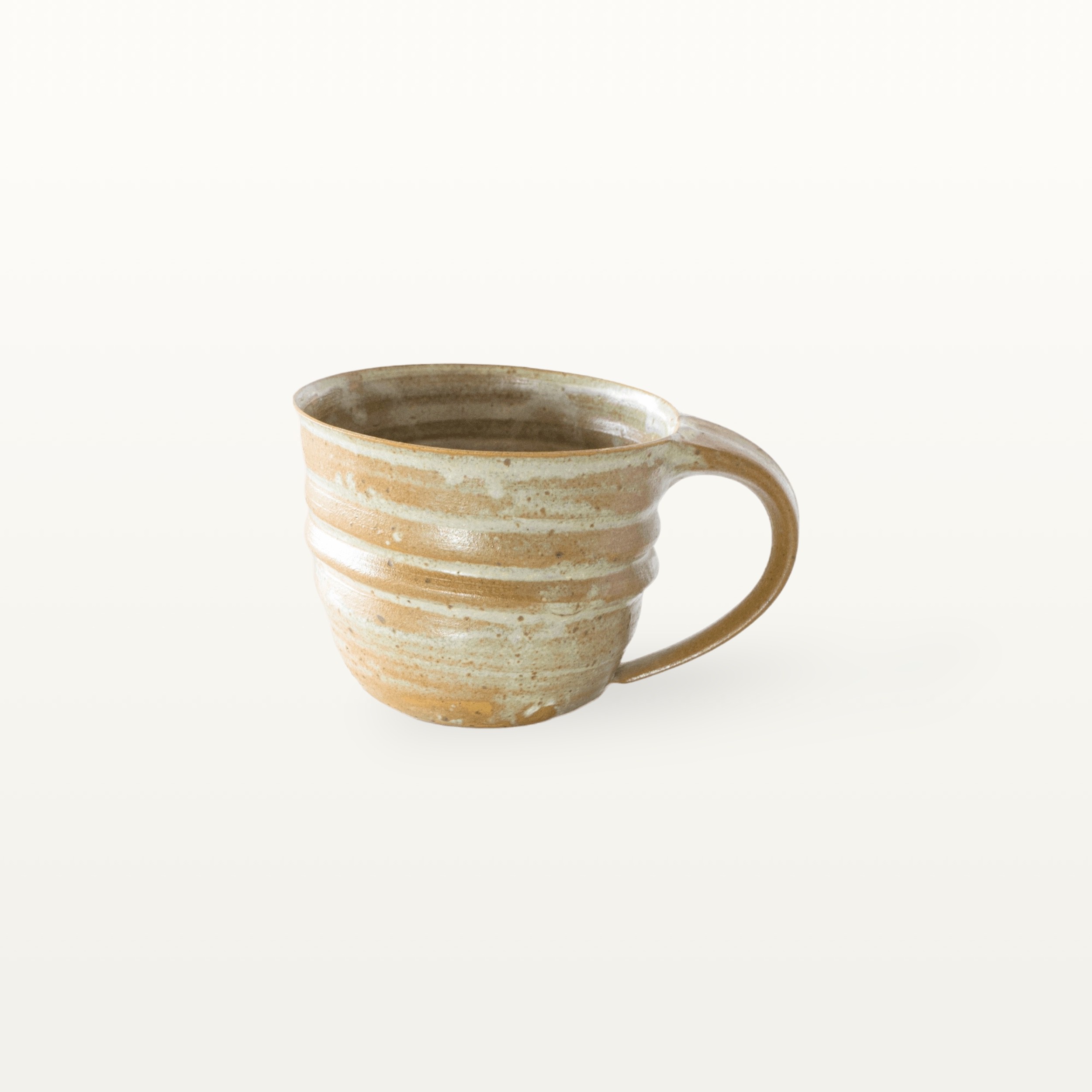 Flache, bauchige Tasse in rustikaler Optik - weiß