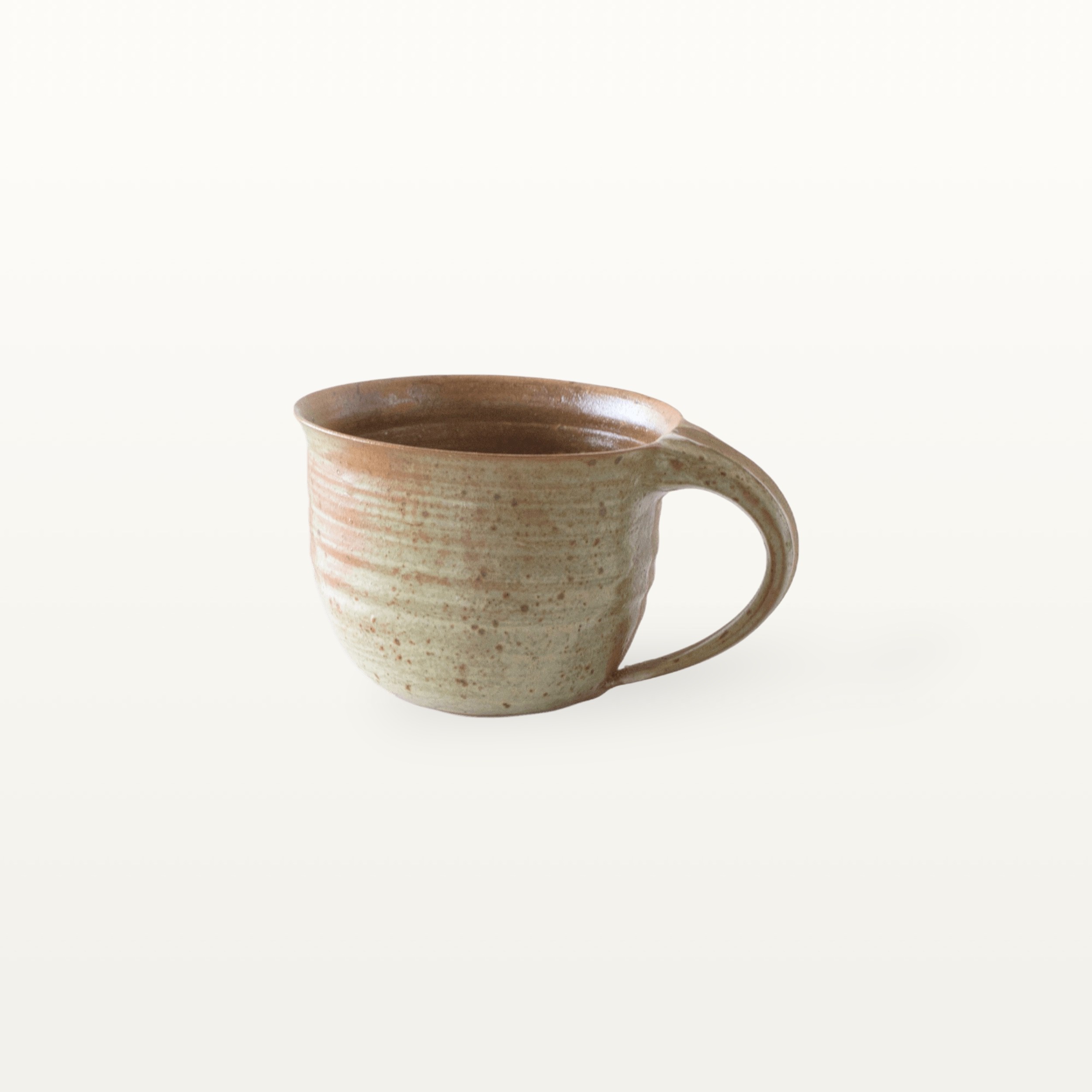 Flache, bauchige Tasse in rustikaler Optik - weiß und braun