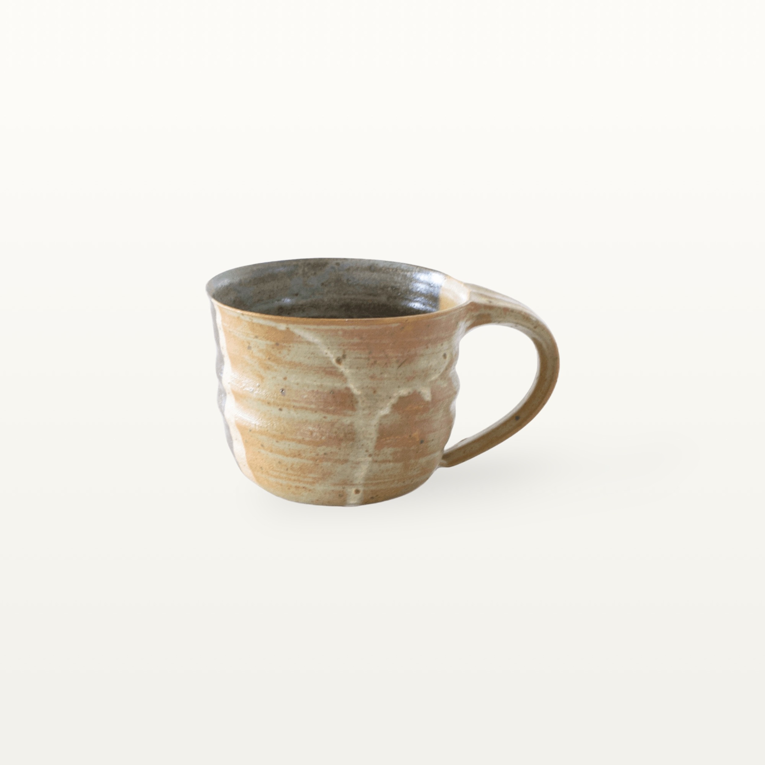 Flache, bauchige Tasse in rustikaler Optik - weiß und blau 10