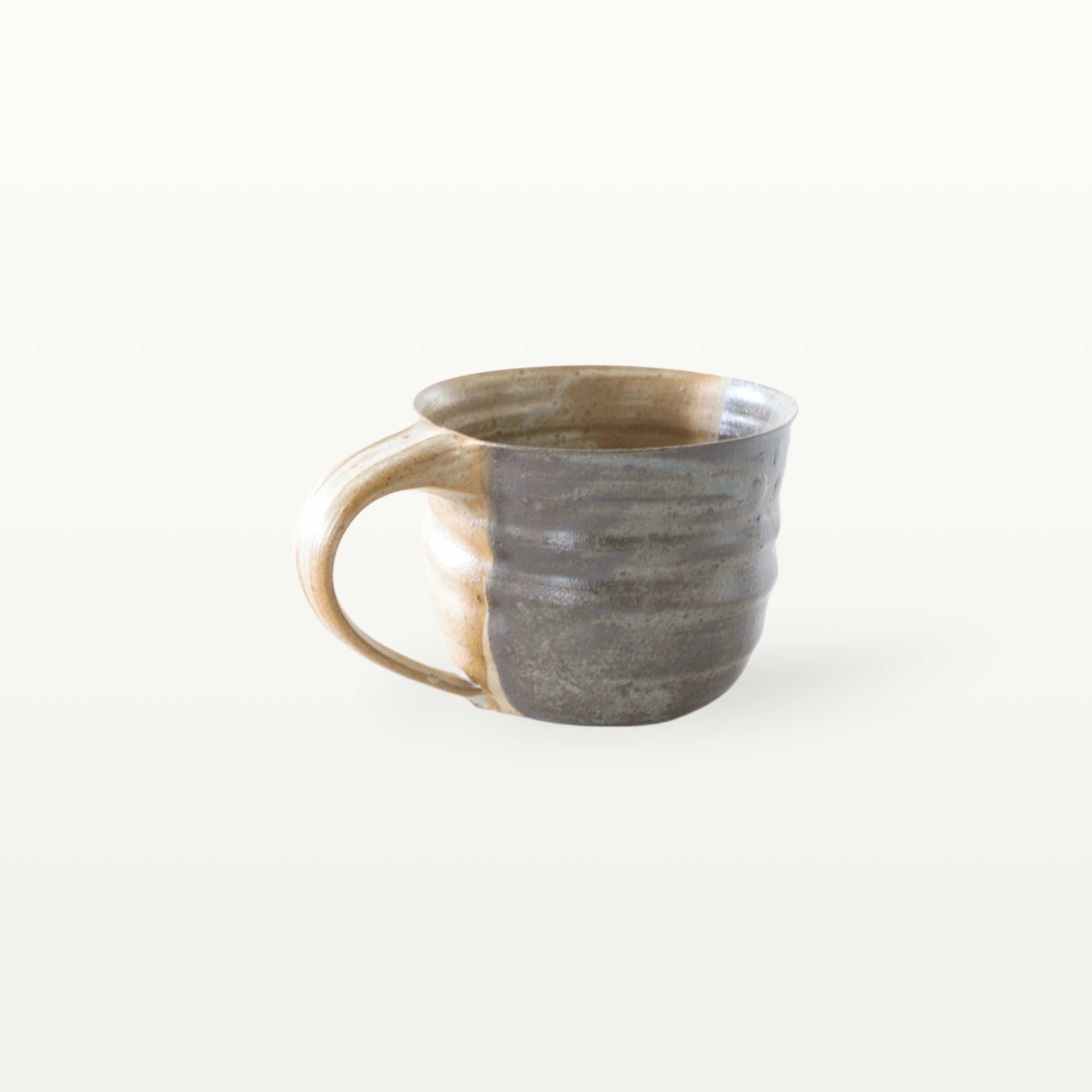 Alternative view of Flache, bauchige Tasse in rustikaler Optik - weiß und blau