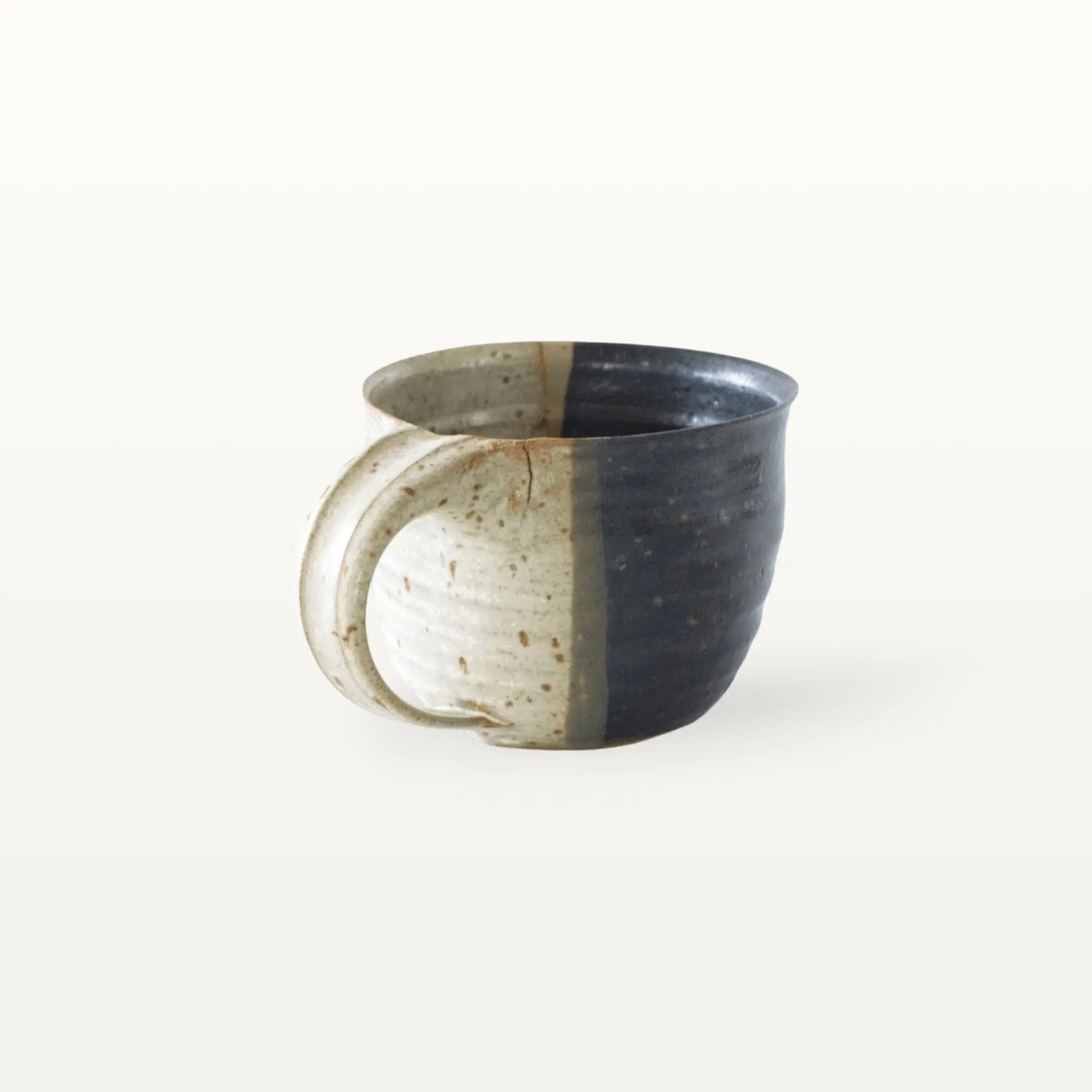 Alternative view of Flache, bauchige Tasse in rustikaler Optik - weiß und schwarz