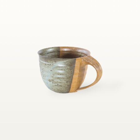 Flache, bauchige Tasse in rustikaler Optik - blau und braun