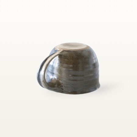 Flache, bauchige Tasse in rustikaler Optik - blau und schwarz