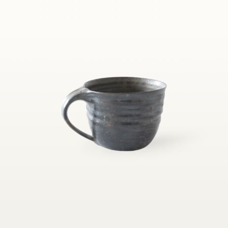 Alternative view of Flache, bauchige Tasse in rustikaler Optik - schwarz