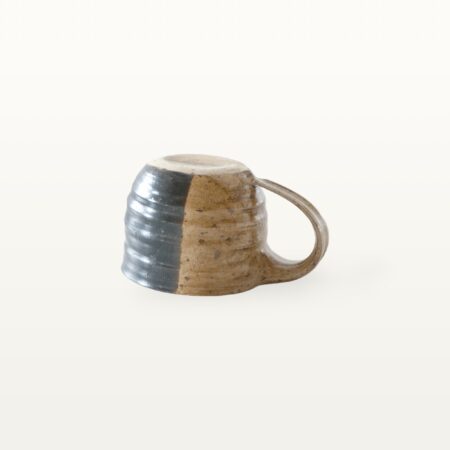 Flache, bauchige Tasse in rustikaler Optik - braun und schwarz – Bild 3