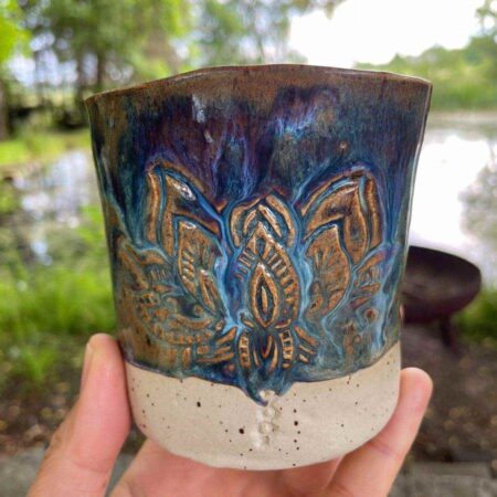 Alternative view of getöpferter Becher Lotus - Blau