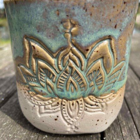 getöpferter Becher Lotus - Türkis – Bild 4
