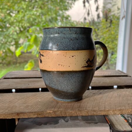 Alternative view of Große bauchige Tasse mit Kranichmotiv
