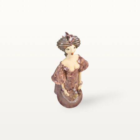 Elegante Frau als Keramik Figur im lila Kleid – Bild 4